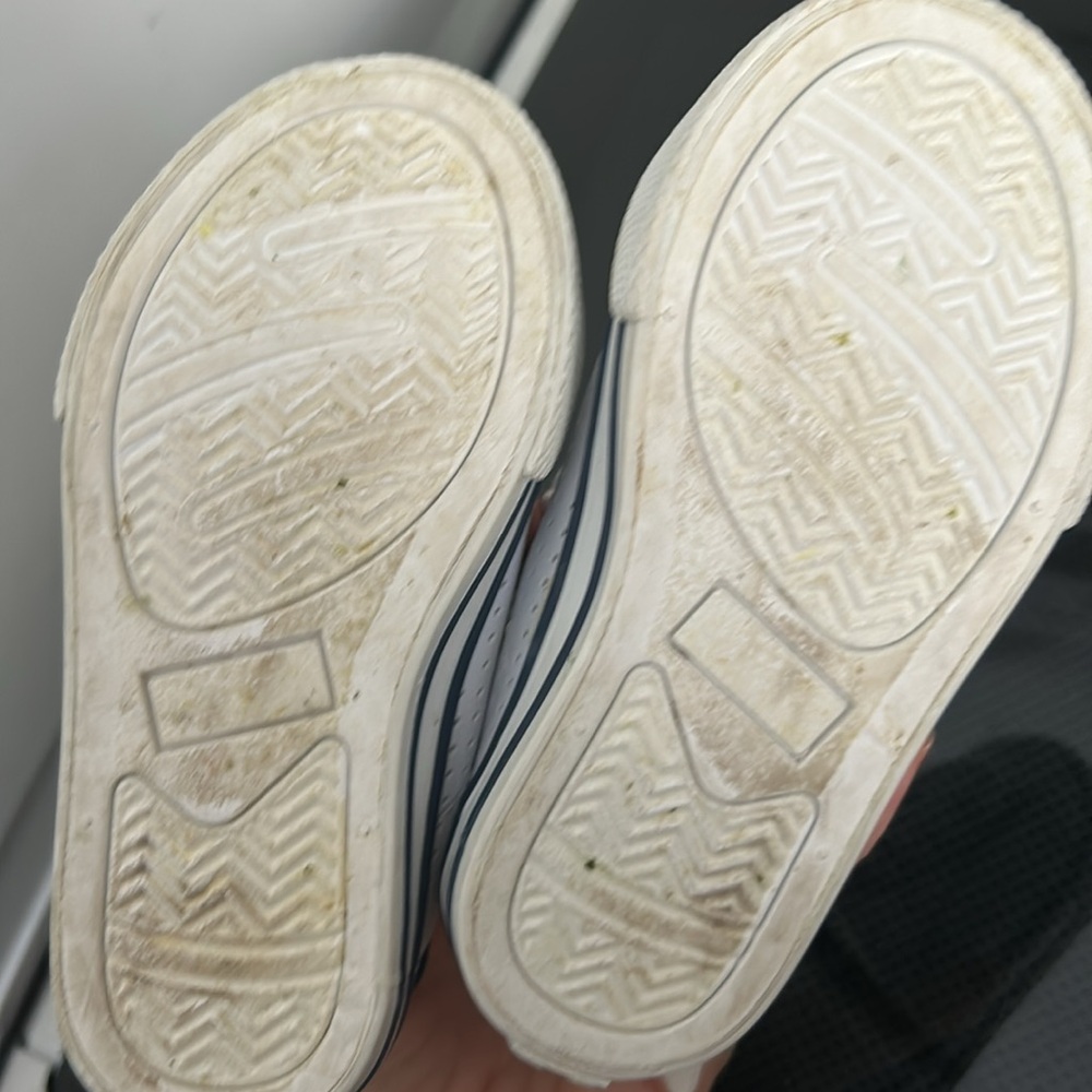 FREE IN BUNDLE Toddler boys size 7 lace up sneakers tennis shoes - Picture 4 of 4